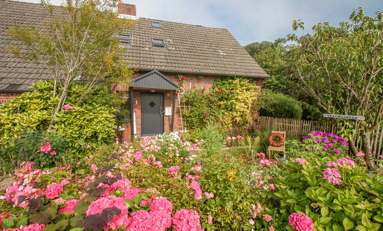 Haus mit Herz | Eingang mit Blumen
